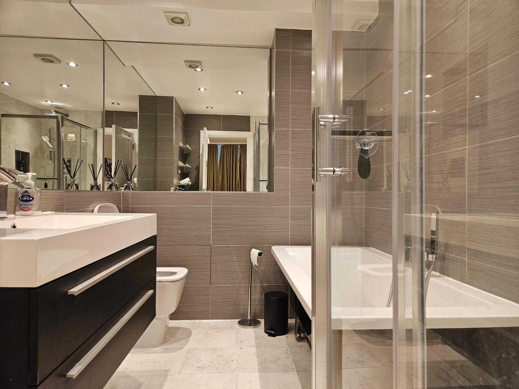 Stylish 2 Bedroom Paddington Hyde Park Apartment